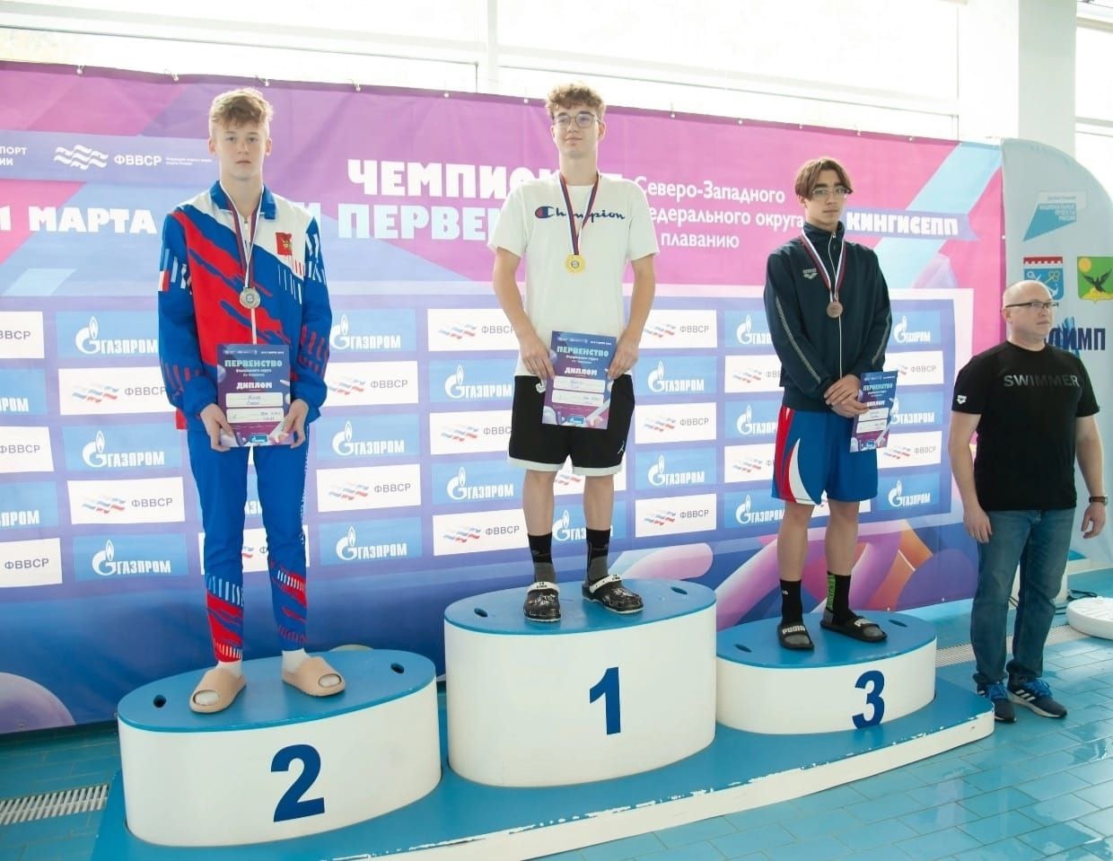 На фото Тимофей Кузнецов в спортивном костюме триколор.