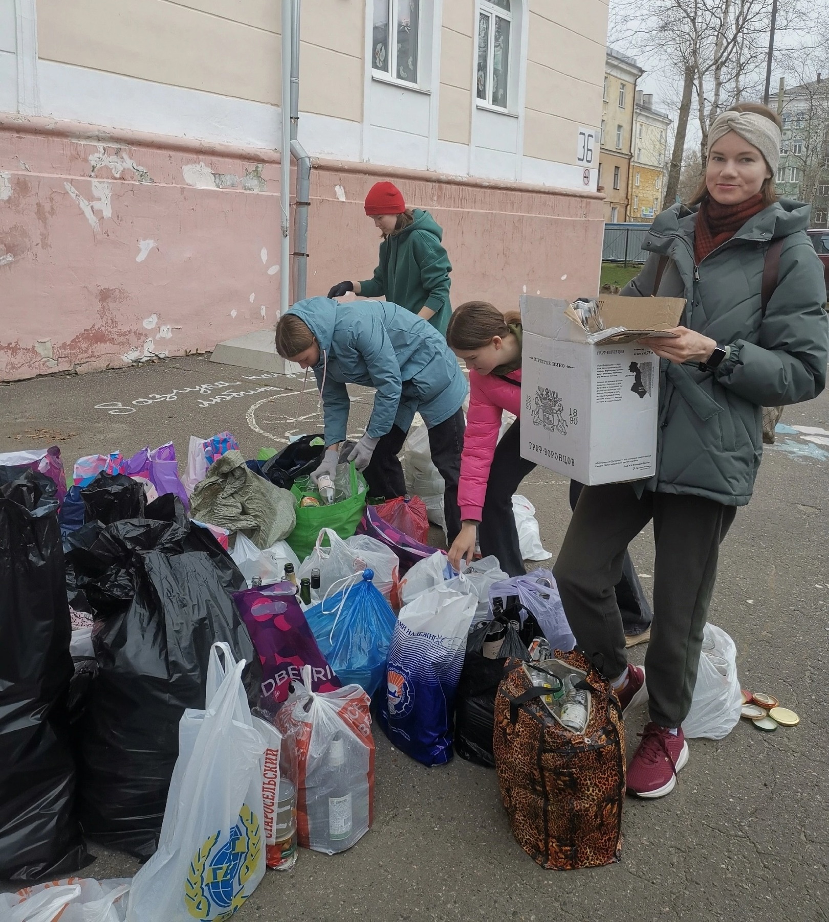 Северодвинцы собрали 2025 килограммов стекла и 100 килограммов металла.