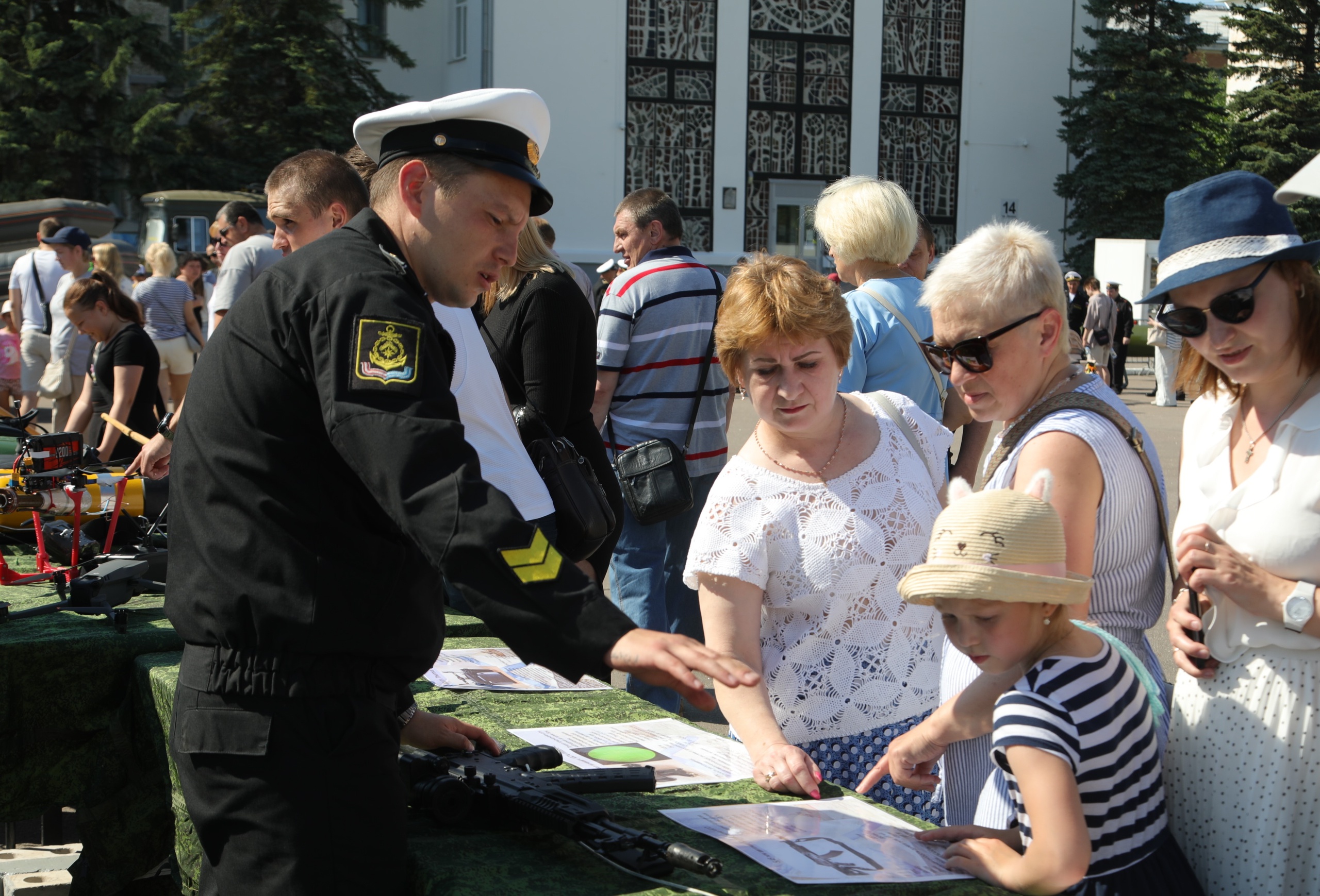 Северодвинск празднует день ВМФ на площади Победы.