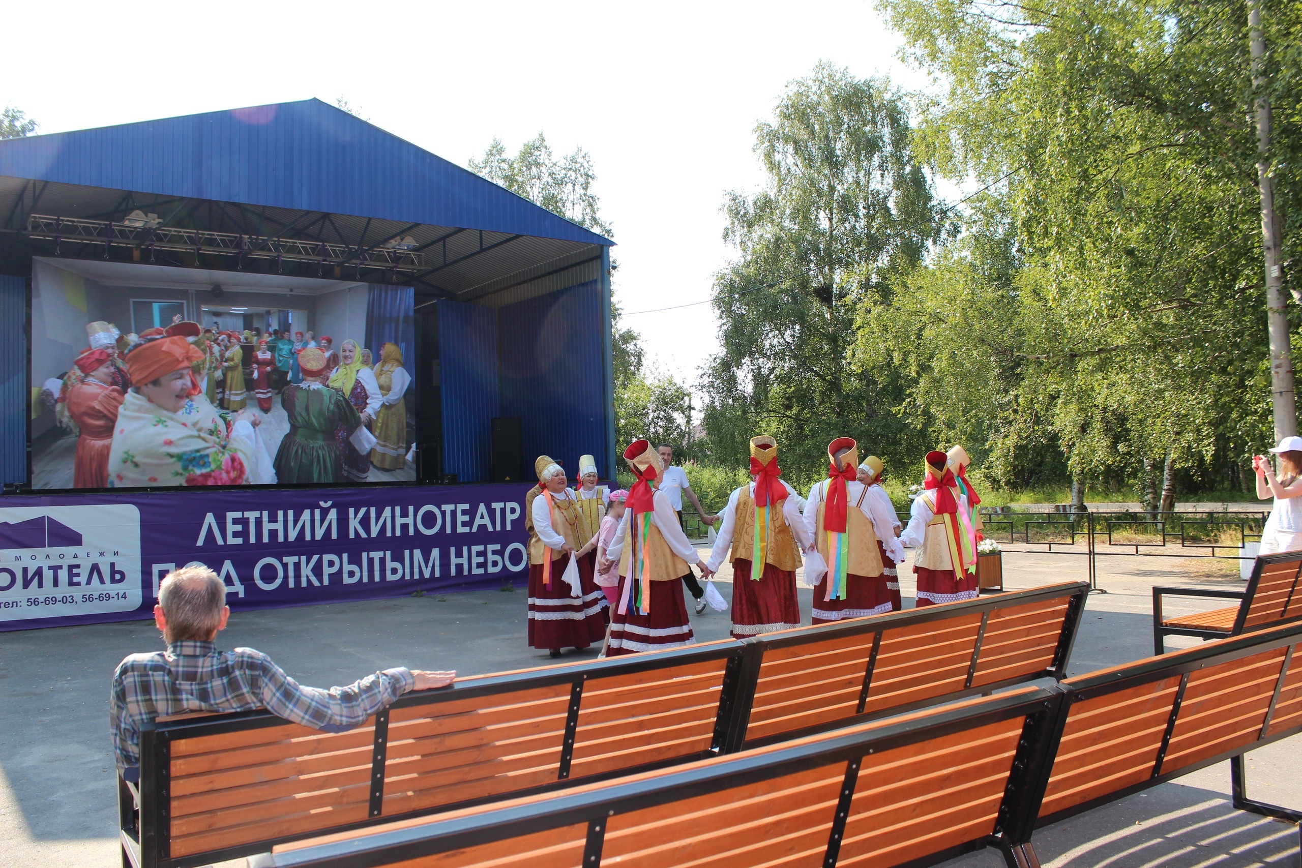 В летнем кинотеатре зрителей поздравили с Днём города.