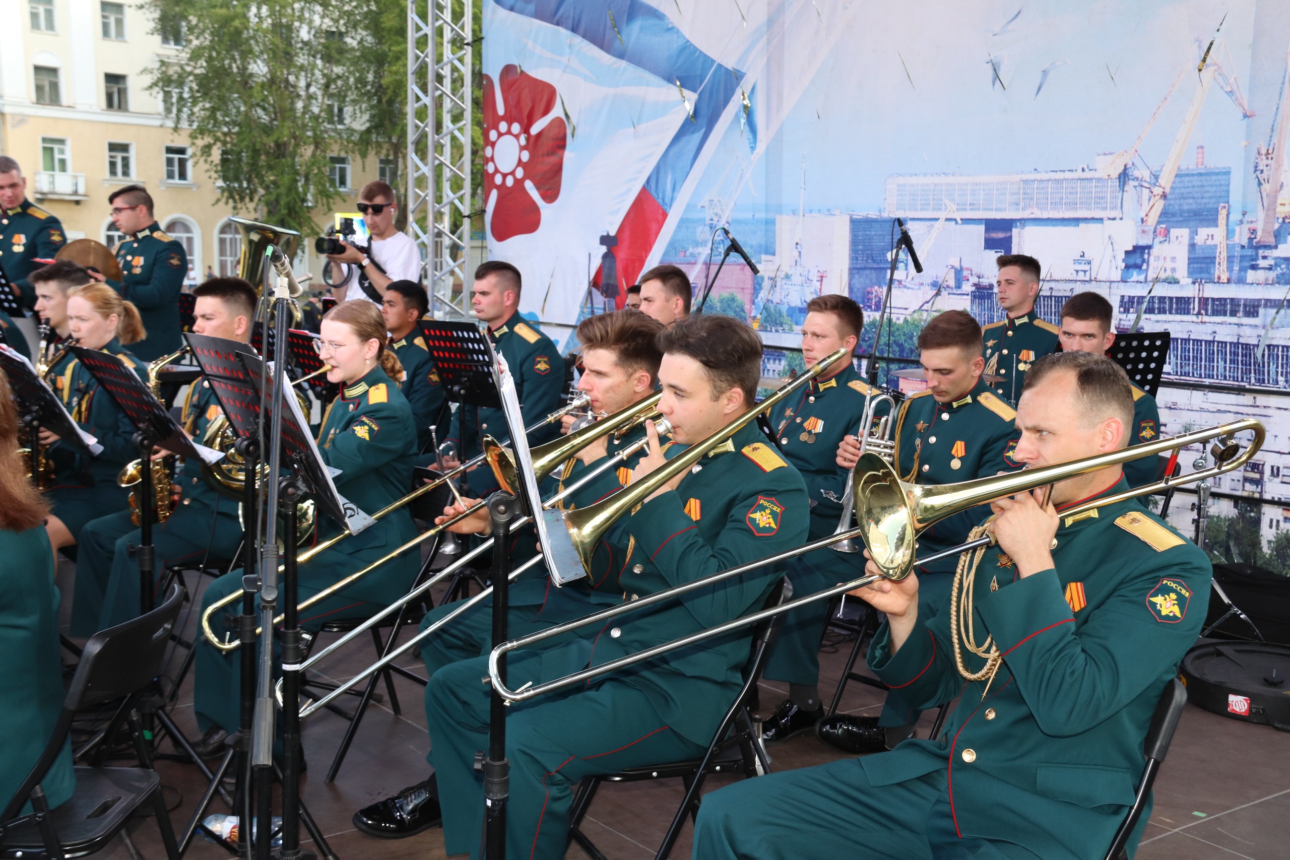 С Днём города северодвинцев поздравили участники XIII фестиваля военных духовых оркестров «Дирекцион Норд».