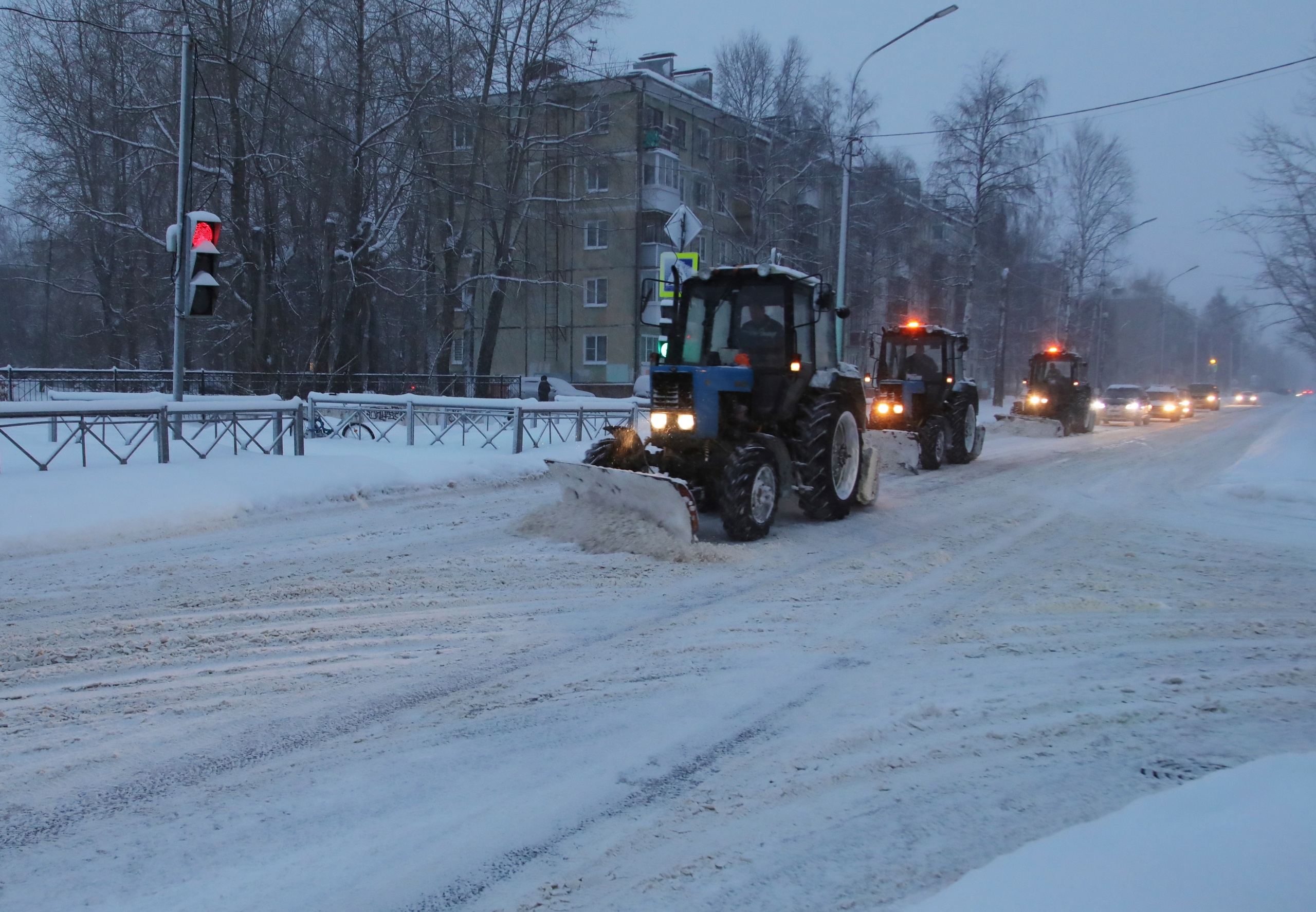 Во время снегопада дорожные службы работают в интенсивном режиме.