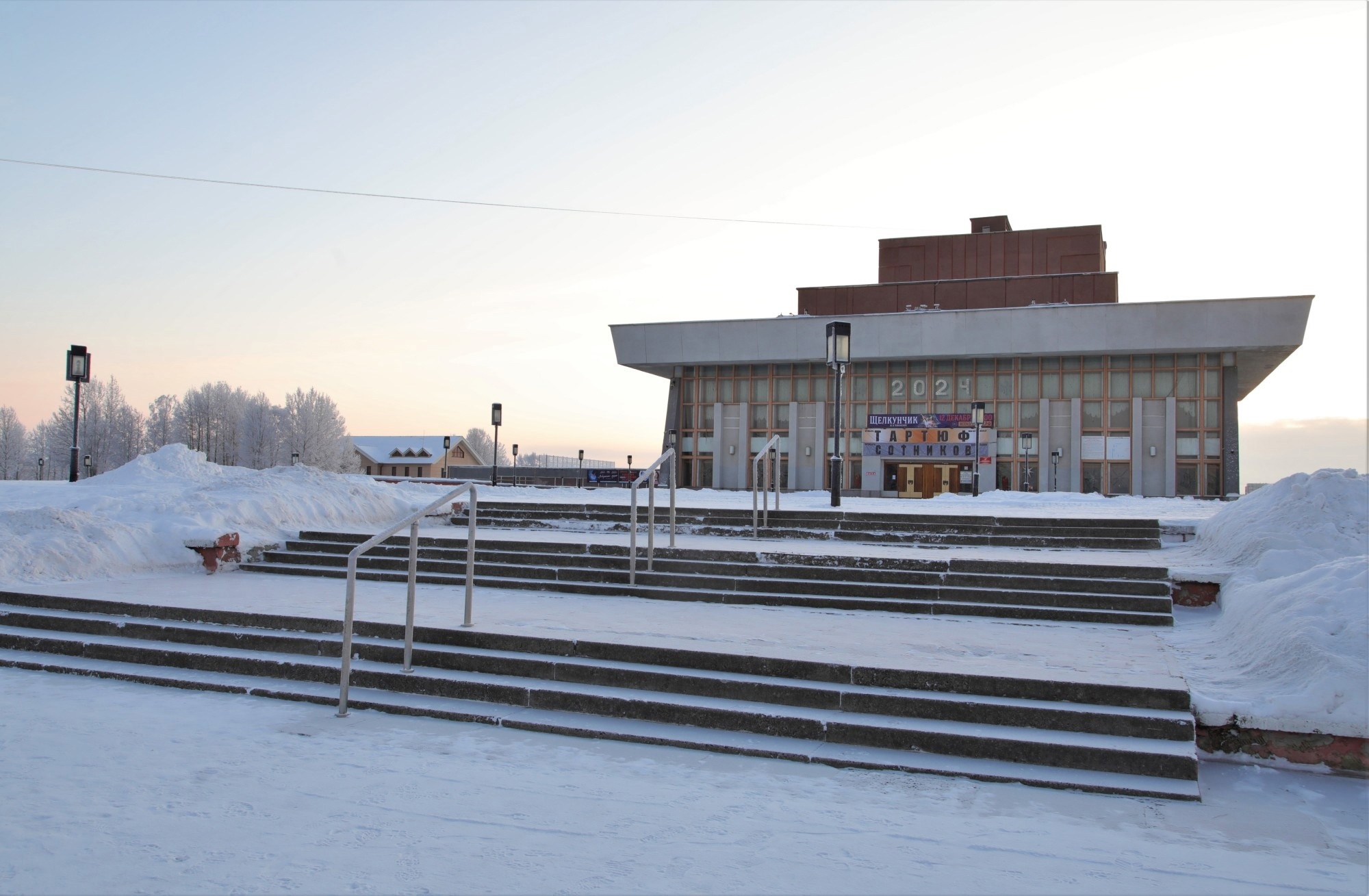 Продолжаются экскурсии по закулисью северодвинского драмтеатра.