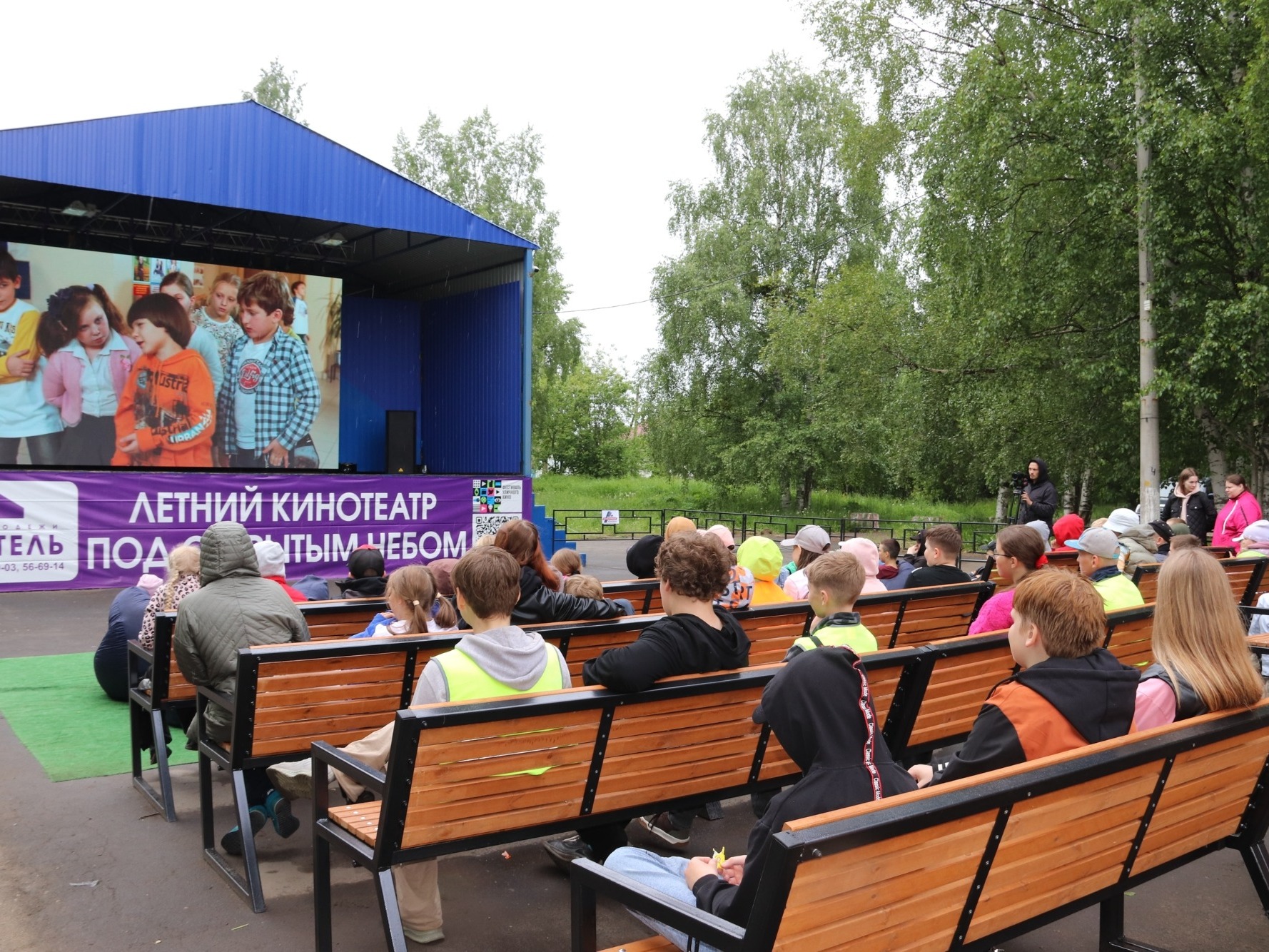 Смотрим кино под открытым небом.
