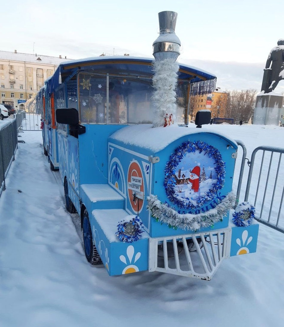 Вокруг праздничной площади – на паровозике!.