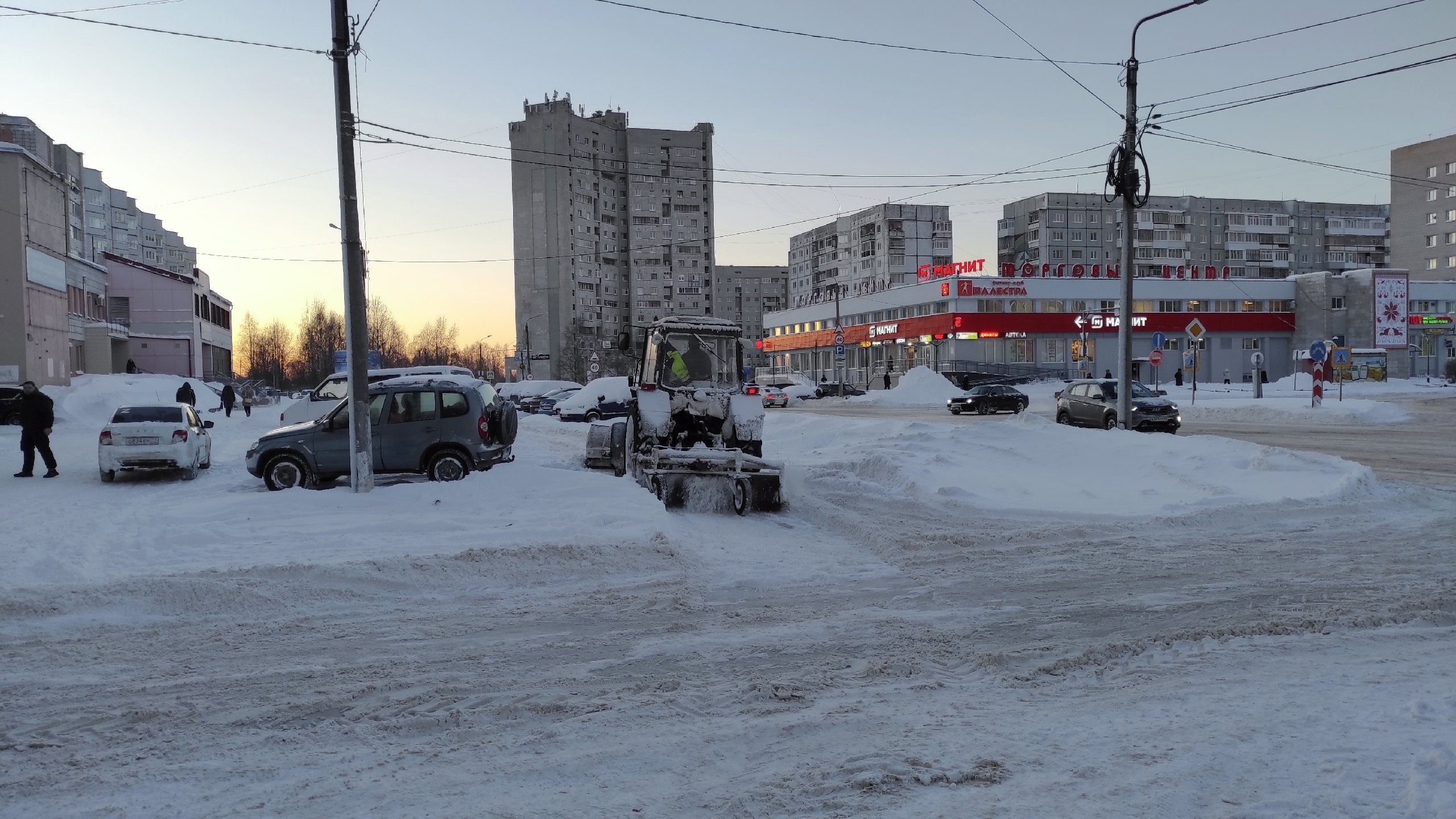 Подрядчик приступил к масштабному вывозу снега с дорог.