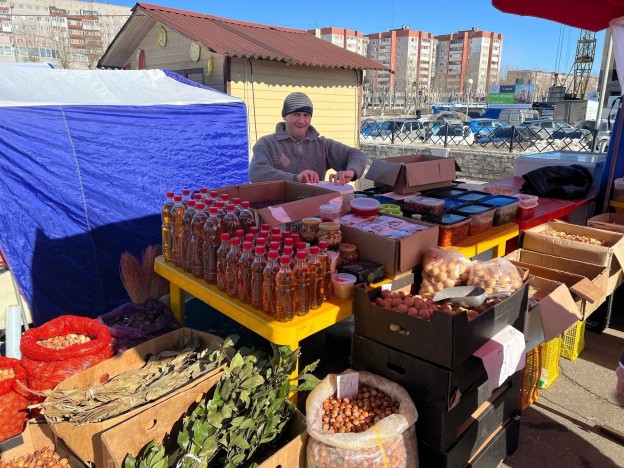 «Летний торжок» ждёт северодвинцев и гостей города у центрального универмага. «Летний торжок» ждёт северодвинцев и гостей города у центрального универмага.