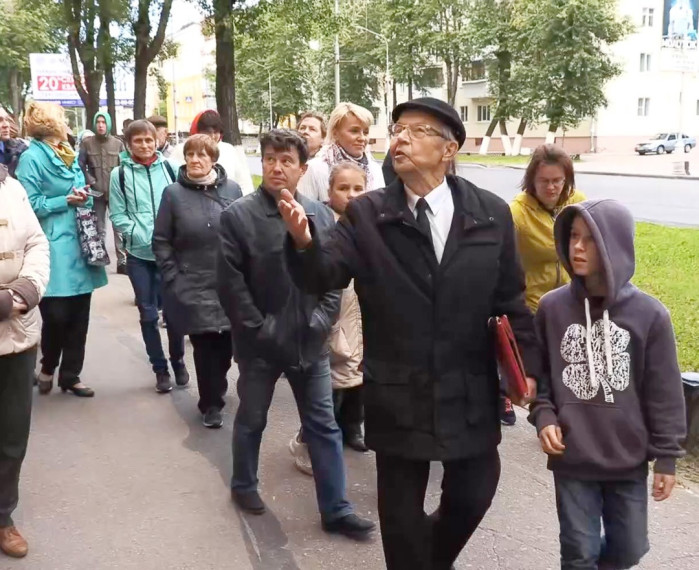 Народные экскурсоводы продолжают рассказывать о любимом городе. Народные экскурсоводы продолжают рассказывать о любимом городе.