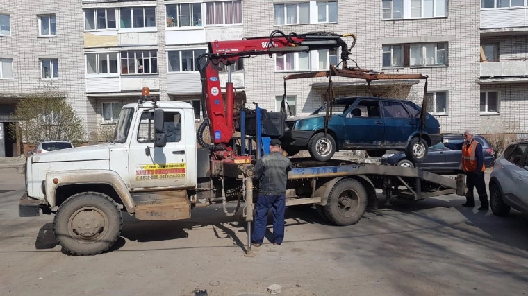 Из городского двора эвакуировали очередной брошенный автомобиль. Из городского двора эвакуировали очередной брошенный автомобиль.