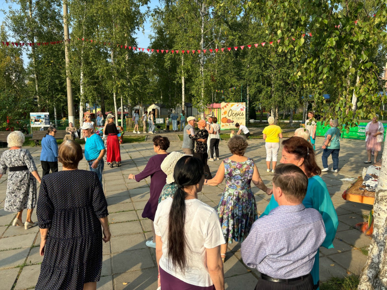 Тёплая осень в парке: ветеранов приглашают потанцевать. Тёплая осень в парке: ветеранов приглашают потанцевать.