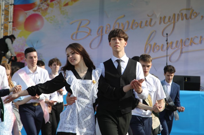 Для северодвинских выпускников прозвенел Последний звонок. Для северодвинских выпускников прозвенел Последний звонок.